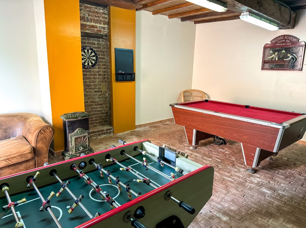 Espace jeux avec billard et baby-foot